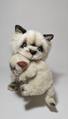 Avanti Lifelike 1983 Vintage 24″ Himalayan Mother Cat Carrying Kitten