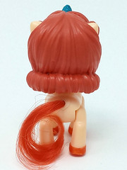Zuru Unicorn 2.5″ t 5 Surprise Tan & Orange w/ blue glitter horn