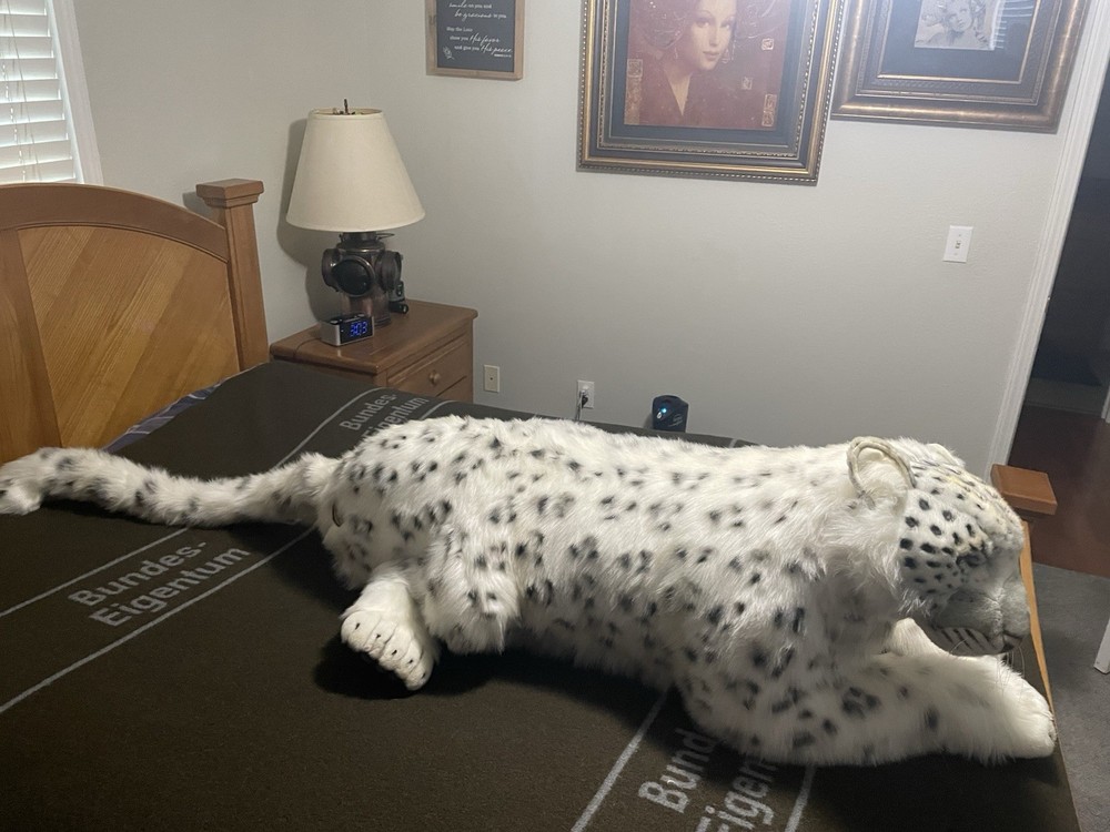 Rare Hansa Lifesize Snow Leopard Premium Plush With Tags. 6’6” Long. Head-Tail