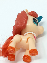 Zuru Unicorn 2.5″ t 5 Surprise Tan & Orange w/ blue glitter horn