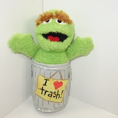 Sesame Place SeaWorld Oscar The Grouch Plush 10″ I Love Trash Can Exclusive