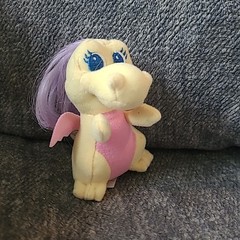 Vintage 2000 Playskool Dragon Tales Flying Yellow 3″ Plush Sadie Peek Hatch Rare