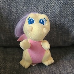 Vintage 2000 Playskool Dragon Tales Flying Yellow 3″ Plush Sadie Peek Hatch Rare