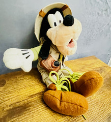 Vintage Disney Animal Kingdom Safari Goofy Plush 12” Camera Explorer Hat Rare