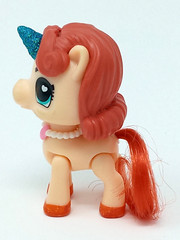 Zuru Unicorn 2.5″ t 5 Surprise Tan & Orange w/ blue glitter horn