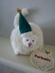 Furballs Round White Kitty Cat Plush Holiday Toy Figi Graphics w/Tag 6″