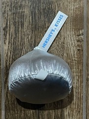 1989 “Hershey’s Kisses” Tag Plush ~6″ Avon Metallic Silver Vintage SEA298