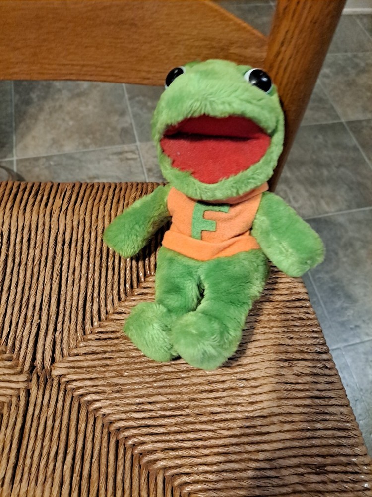 Vintage 1970s Freddy The Frog 9″ Plush From The New Zoo Revue