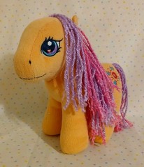 Hasbro 2006 My Little Pony Sew and So Plush Orange Button Yarn Hair Purple 9″