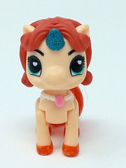 Zuru Unicorn 2.5″ t 5 Surprise Tan & Orange w/ blue glitter horn