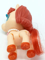 Zuru Unicorn 2.5″ t 5 Surprise Tan & Orange w/ blue glitter horn