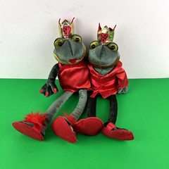Amscan Royal King Queen of Hearts Kiss Me Plush Frogs Red Pajamas Slippers