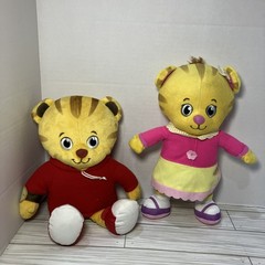Daniel Tiger Neighborhood 12” Kohls Care Daniel & 12” Baby Margaret Plush Read