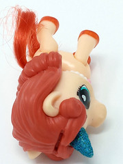 Zuru Unicorn 2.5″ t 5 Surprise Tan & Orange w/ blue glitter horn