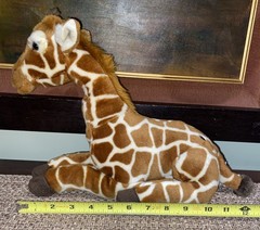 FAO SCHWARZ Giraffe Plush Stuffed Animal Sitting 11”X13” Realistic looking NWOT