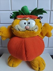 Vintage 1981 DAKIN Garfield Pumpkin Patch Halloween Plush Stuffed Toy 12″ NWT