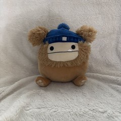 Squishmallows 7.5″ Benny the Bigfoot with Blue Beanie Hat