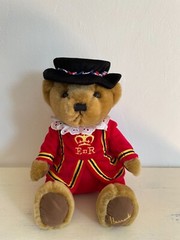 Harrods Queen Elizabeth Teddy Bear Beefeater Tower Of London Royal Guard 2004