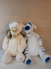 Disney Store Exclusive 18″ Tigger White Cream Gold & Winter White Plush Blue